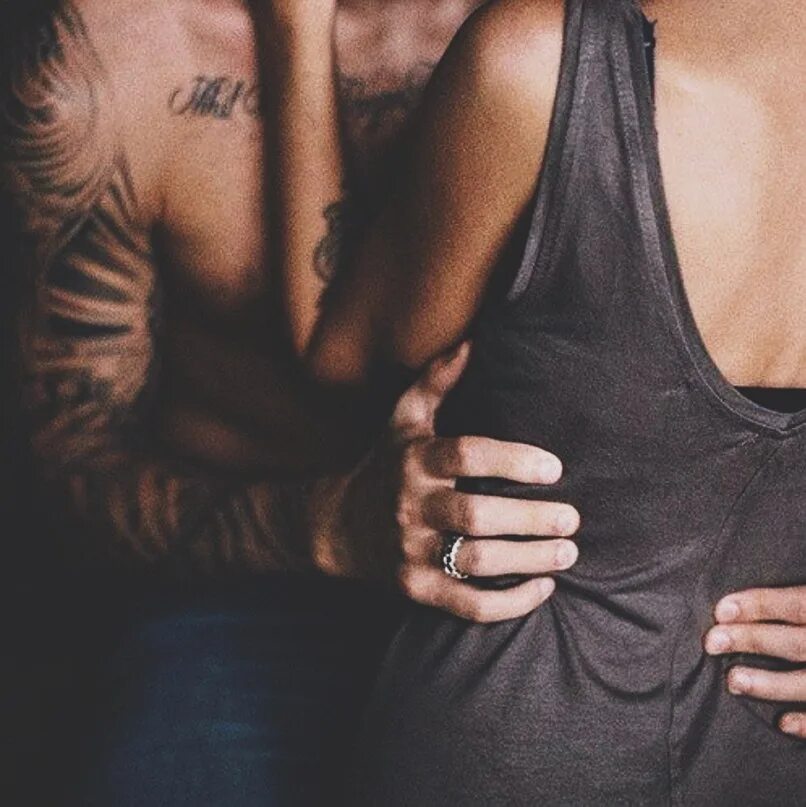 Трогаю талию. Трогаю талию. Красивые пары эстетика. Мужчина прижимает девушку. Ласки руками.