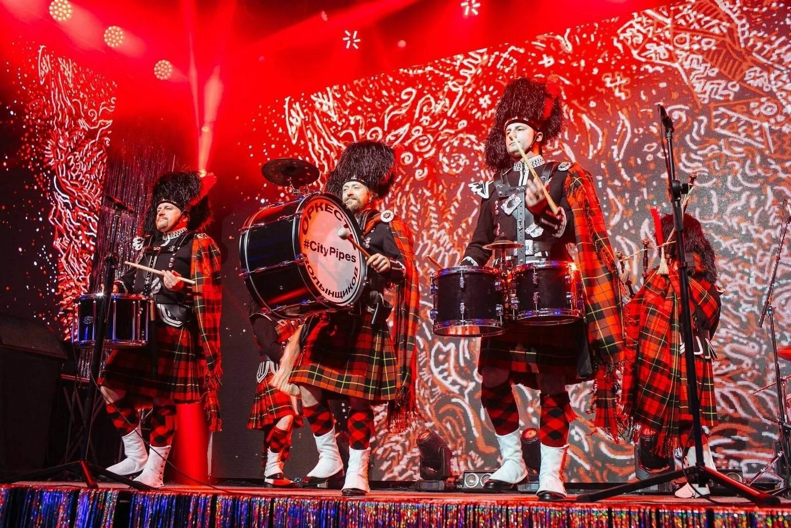 Оркестр волынщиков. Оркестр волынщиков city pipes. оркестр волынщиков city pipes и ансамбль ирландского танца celtic wind. сити пайпс волынщики.