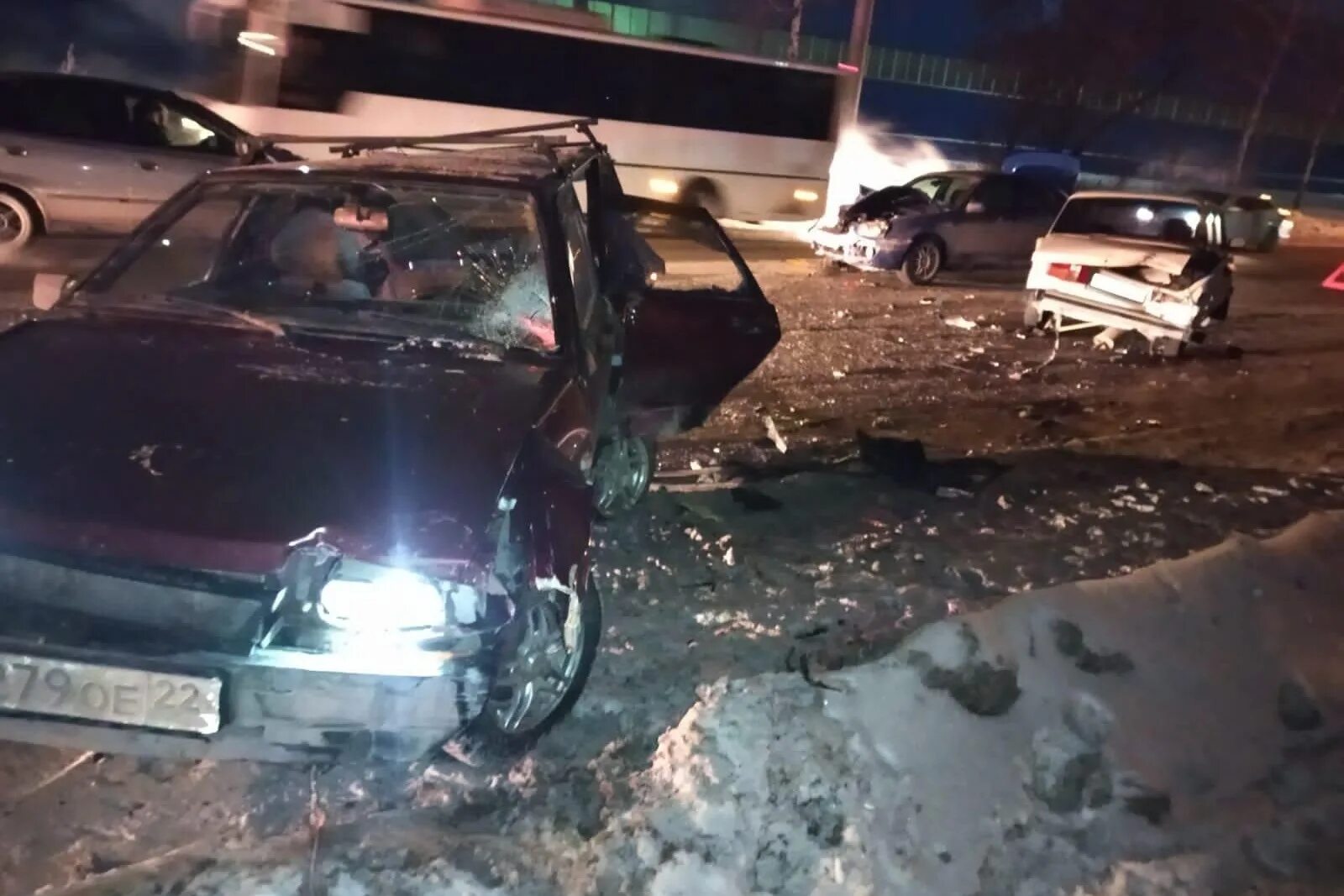 Блоггер эдвард бил дтп. Врезался в стоящую машину виновата. Открытая дверь дтп. Дтп в самарской области 29 января 2021. Врезался в стоящую машину виновата.