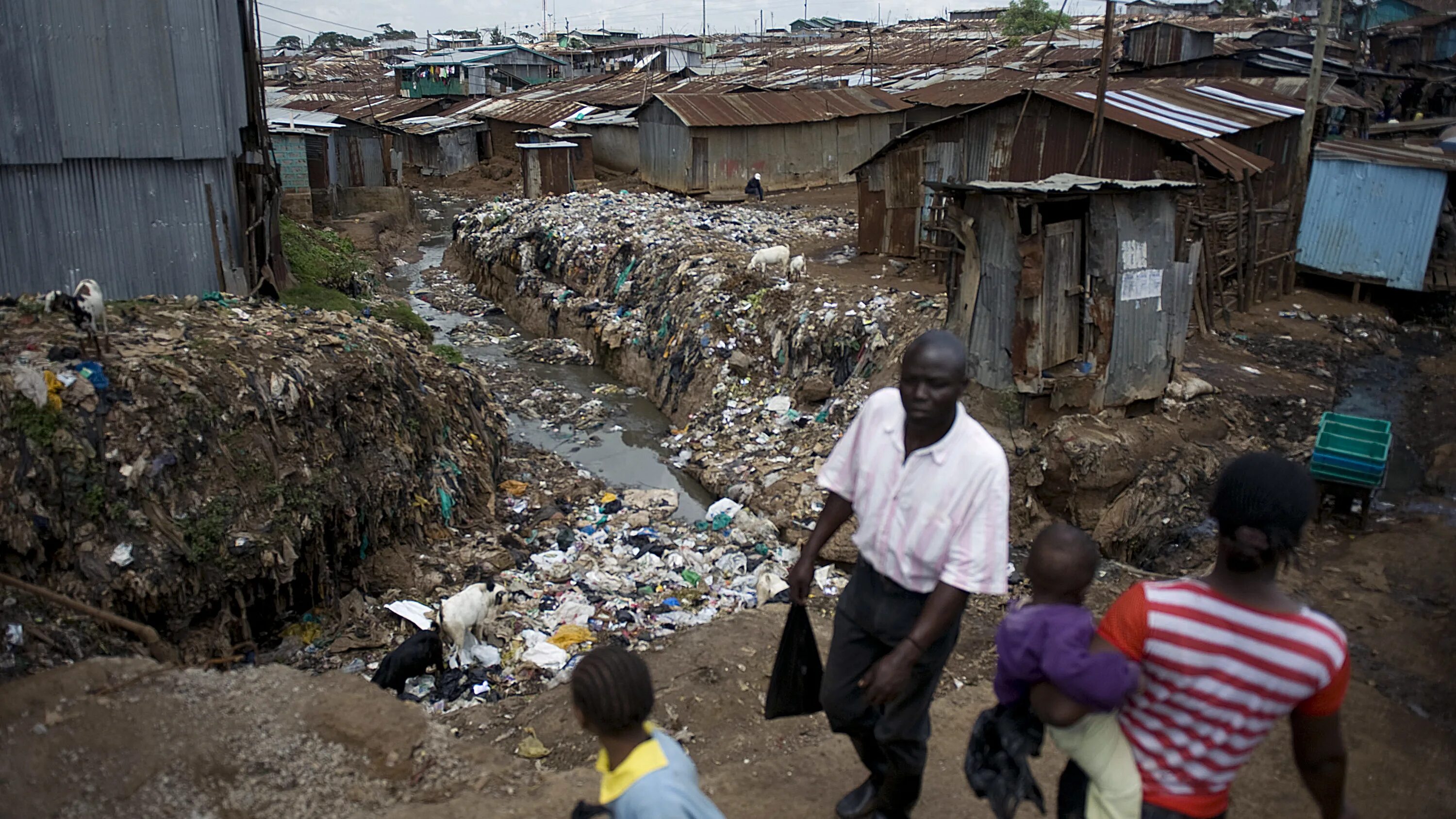 Жизнь в бедных странах. Трущобы Конго Киншаса. Сьерра Леоне трущобы. Столица Анголы - Луанда. Трущобы. Руанда трущобы.