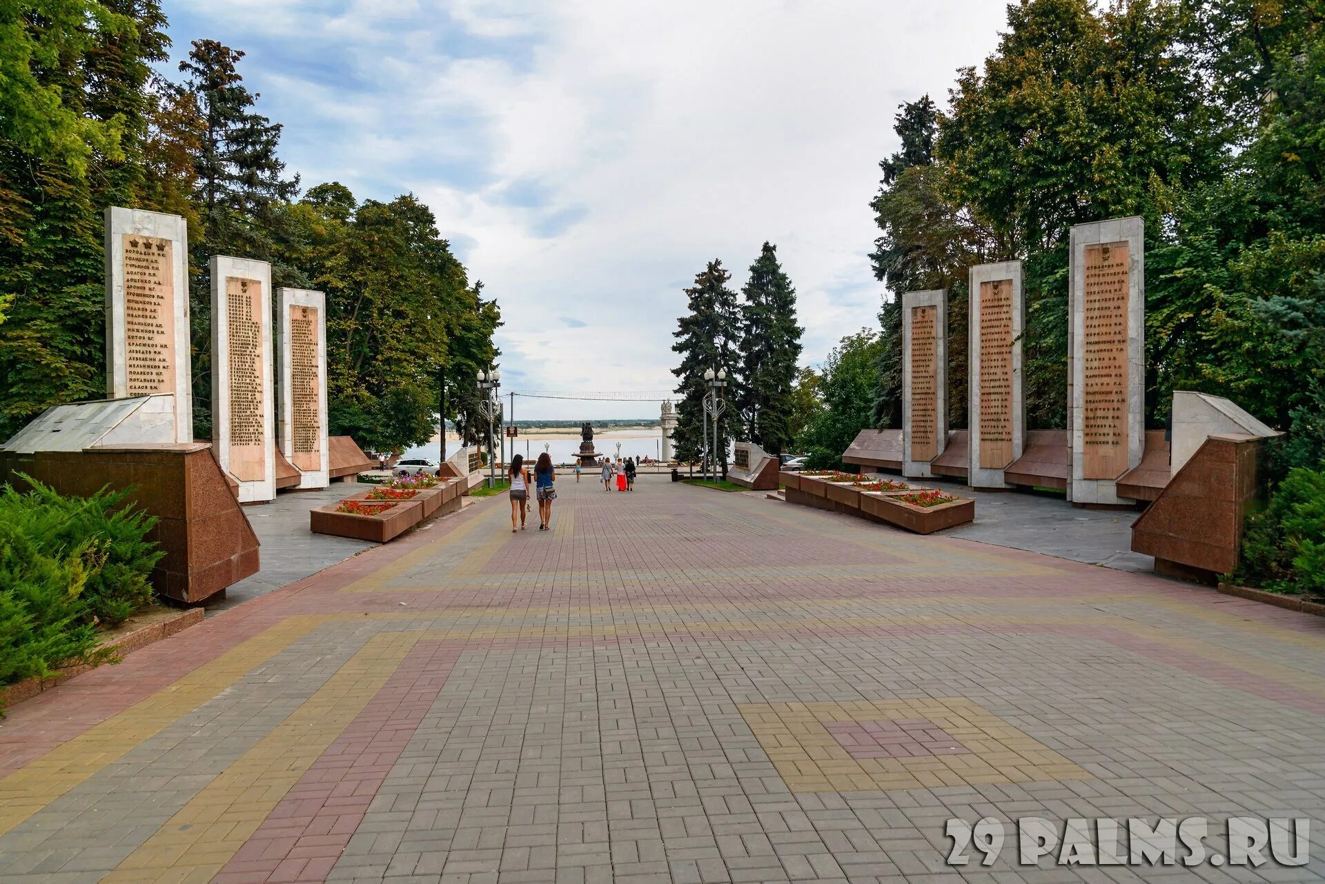 стелла на аллее героев волгоград. аллея героев сталинградской битвы. аллея героев сталинград. аллея памяти волгоград. аллея героев описание.