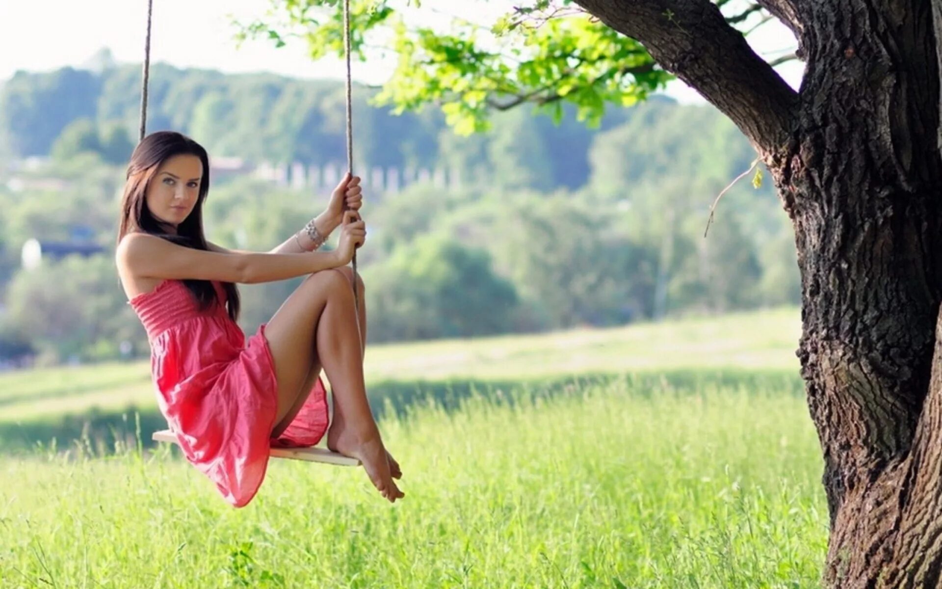 Swinging showing. Девушка на качелях. Красивая девушка на качелях. Фотосессия на природе. Красивые девушки на природе.