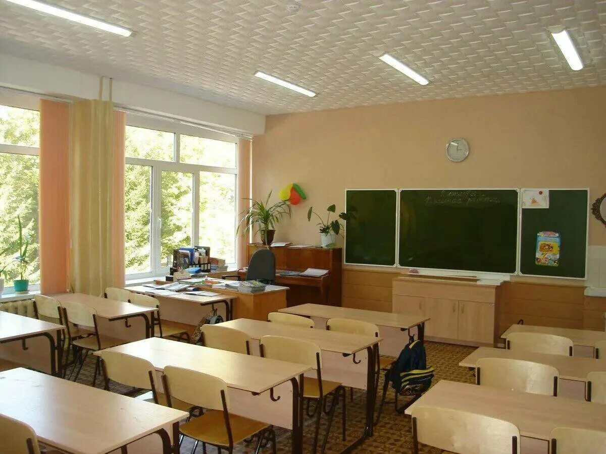 Количество мест в классе школы. Класс в школе. Классный кабинет в школе. Классная комната в школе. Классный кабинет в начальной школе.
