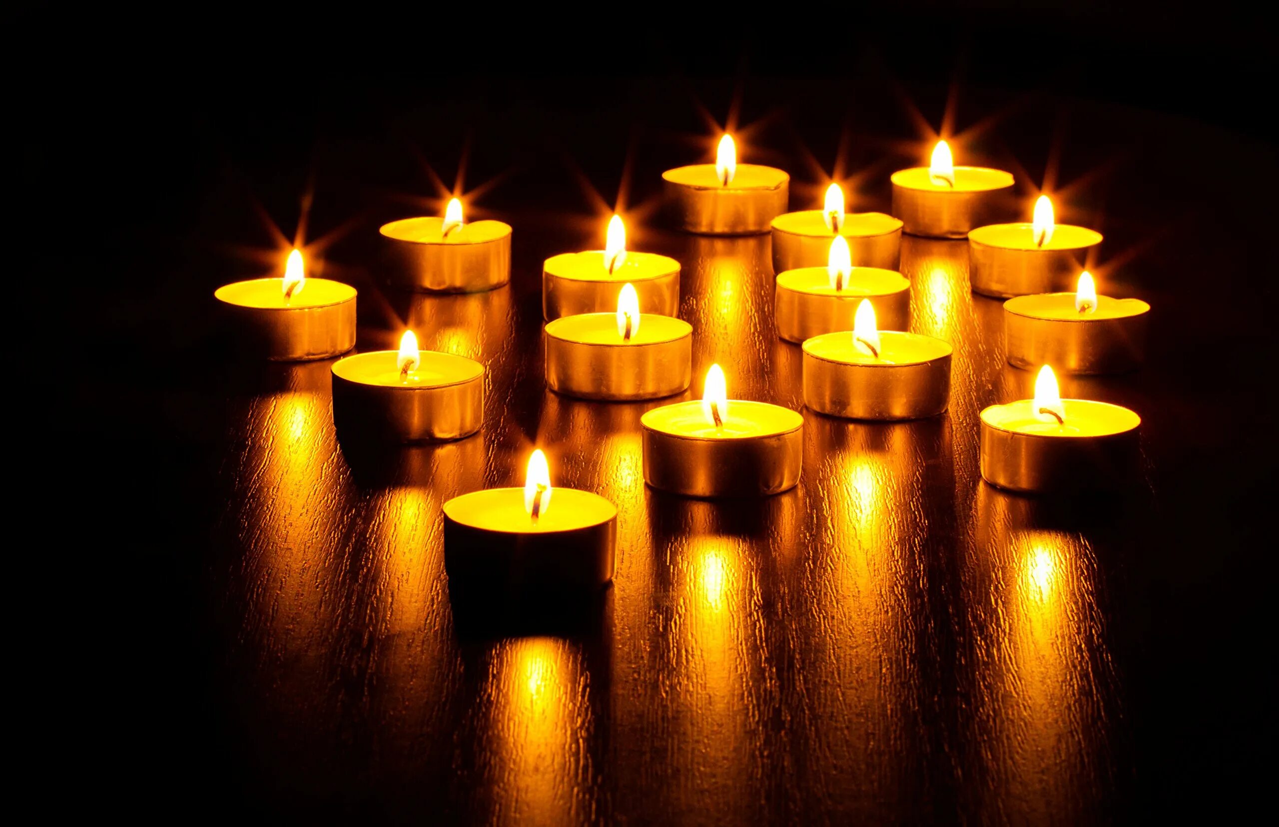 Горящие свечи. Необычные свечи. Свеча в темноте. Много свечей. Быстро сгорают свечи