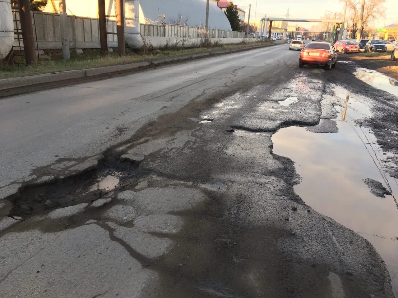 Ужасные дороги. Омск разбитые дороги. Омск ямы. Дороги после бомбежки.