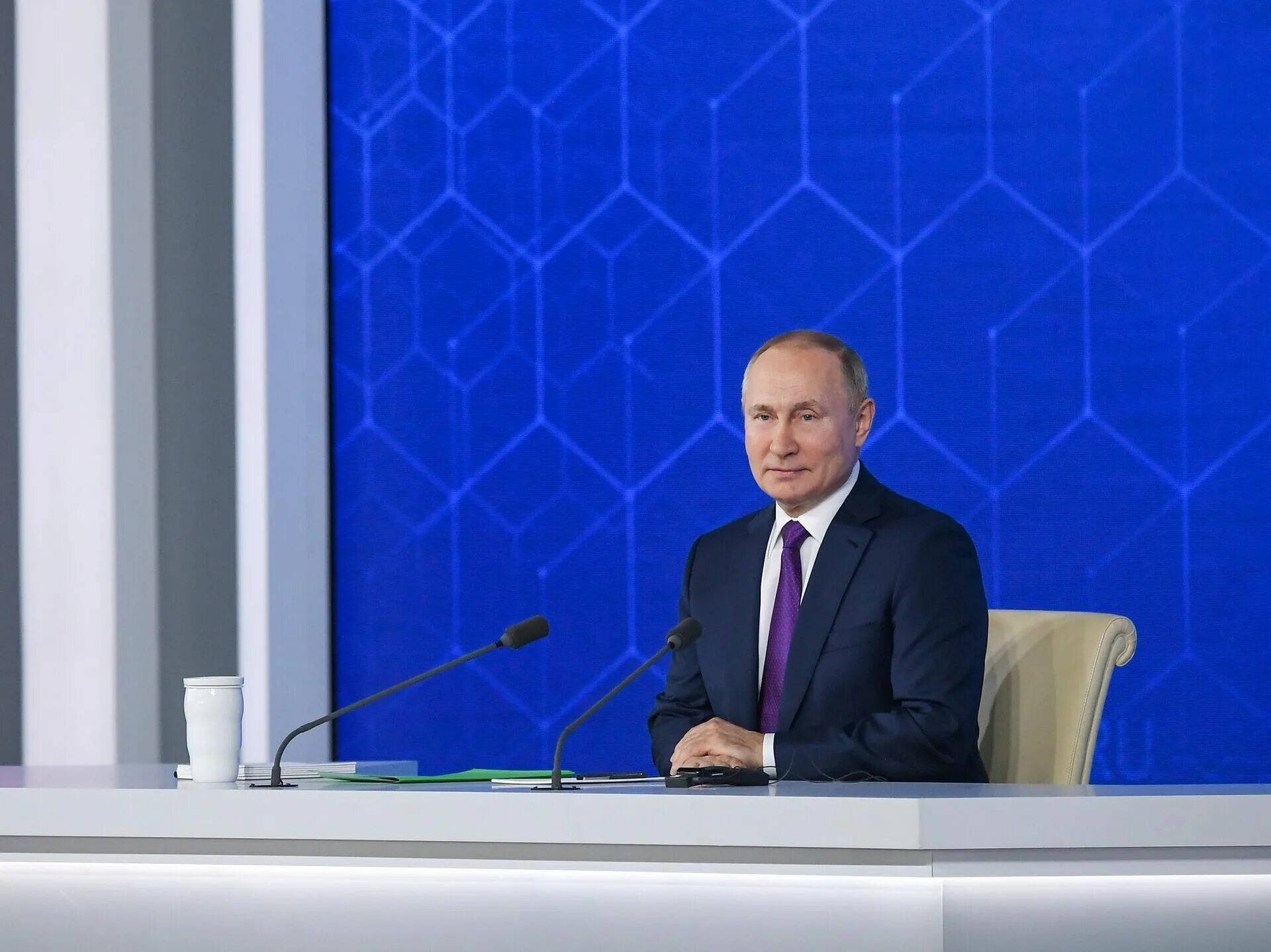 Путин на последней конференции. Прямая линия с президентом 2021. Путин пресс конференция 2022. Прямая линия с путиным 2021 30 июня. Пленарное заседание вэф 2022.