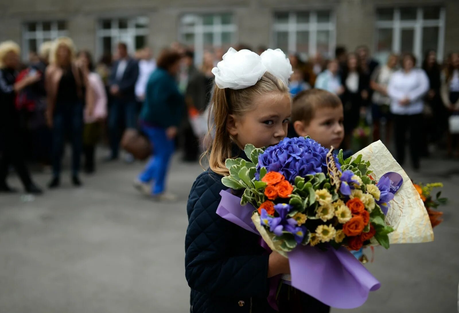 Новые предметы с 1 сентября 2024 года. Первоклассник с цветами. Букет первоклассника. Школьник с цветами. Букет для первоклассника девочки.