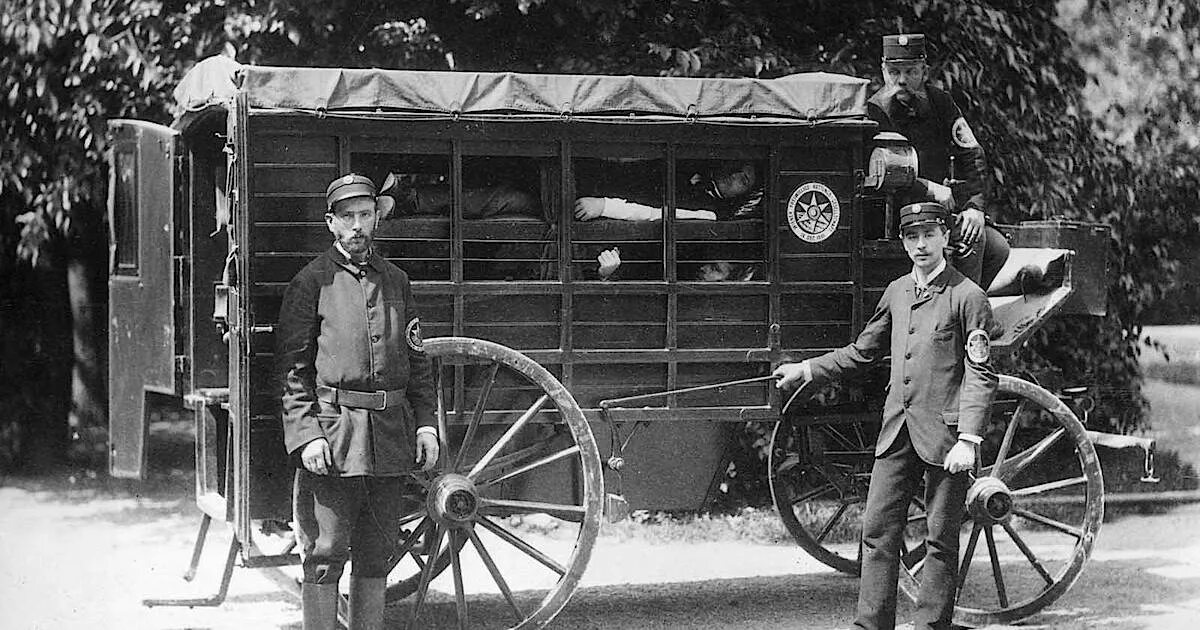 первая станция скорой помощи в петербурге. фельдшер ссср. первый фельдшер. конная карета скорой помощи. первая станция скорой помощи в российской империи.