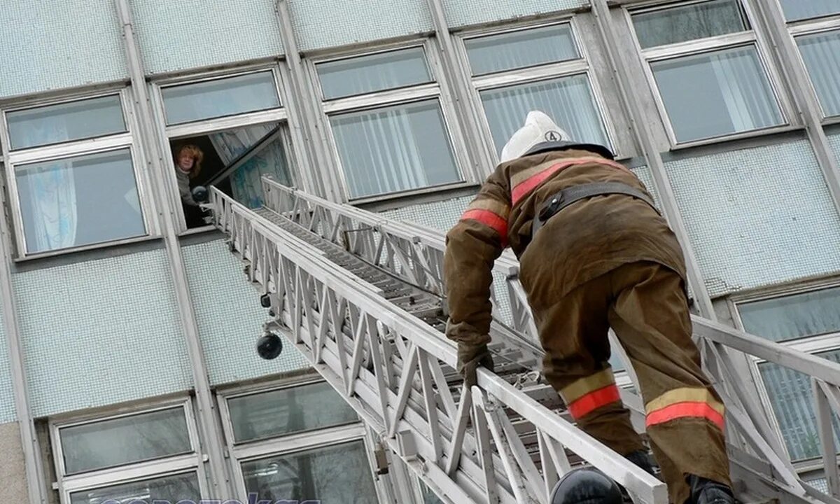 Пожарная лестница. Пожарный на пожарной лестнице. Спасение людей с высотных зданий. Спасение людей при пожаре.