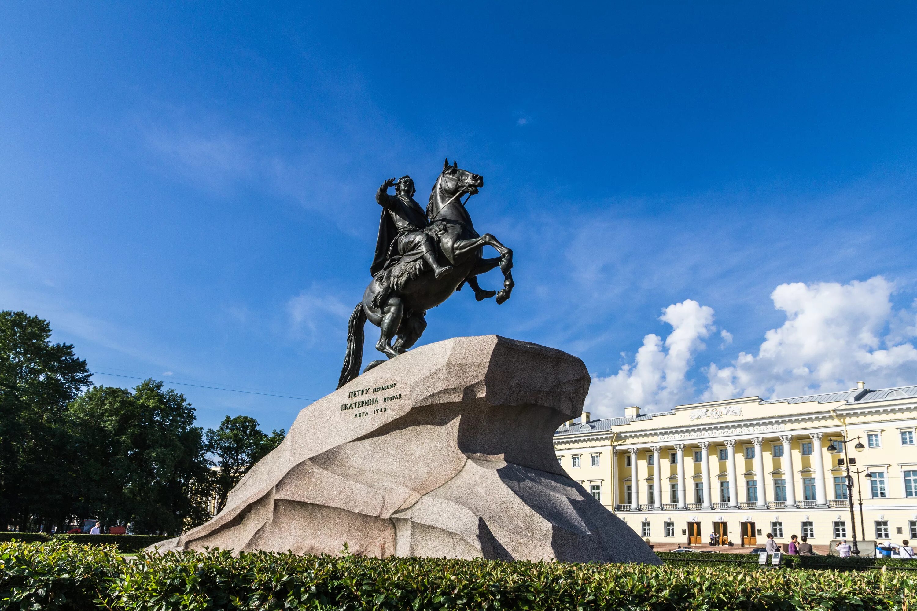 День основная петербурга. Медный всадник памятник в Санкт-Петербурге. Памятник Петру 1 в Санкт-Петербурге. Медный всадник памятник. Петрова площадь Санкт-Петербург медный всадник.