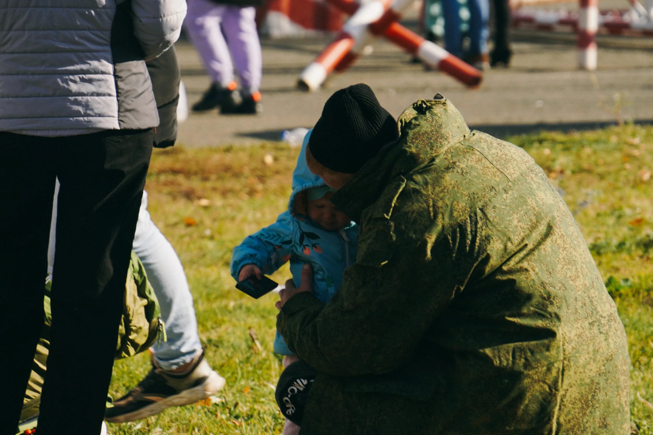 Многодетные отцы мобилизация. Поддержка семей военнослужащих. Отсрочка от мобилизации многодетным. Семья с младенцем. Многодетные отцы мобилизация.