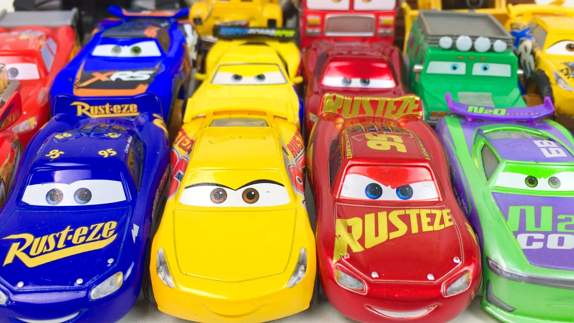 Машинки cd-2. Cars 2 lightning mcqueen. Cars 1 на английском. Cars 1 на английском. Cars 2 game tomber battle rae alive cars.