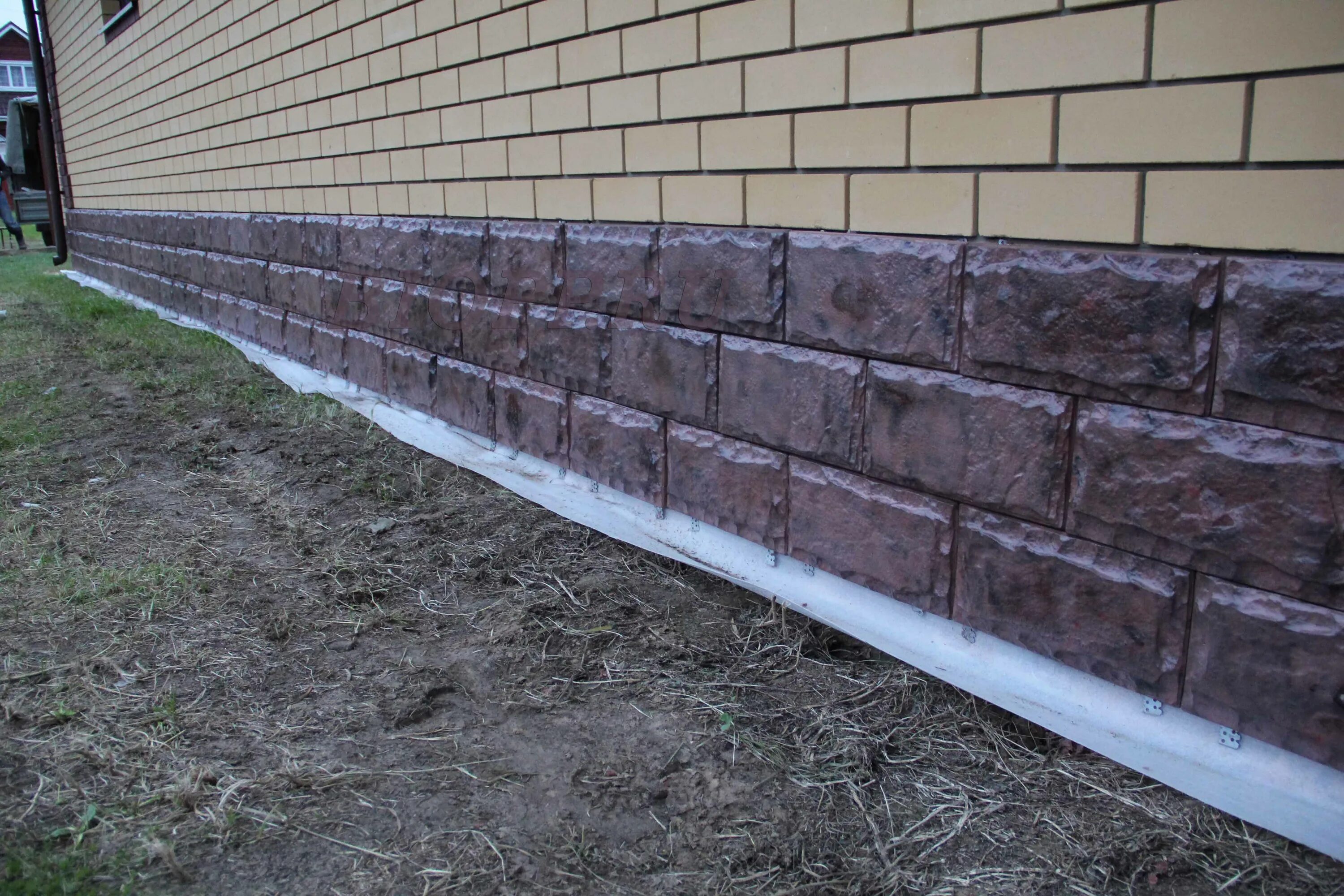 Песчаник пластушка цоколь. Отделка цоколя камнем. Отделка цоколя искусственным камнем. Отделка цоколя фундамента. Отделка цоколя искусственным камнем.