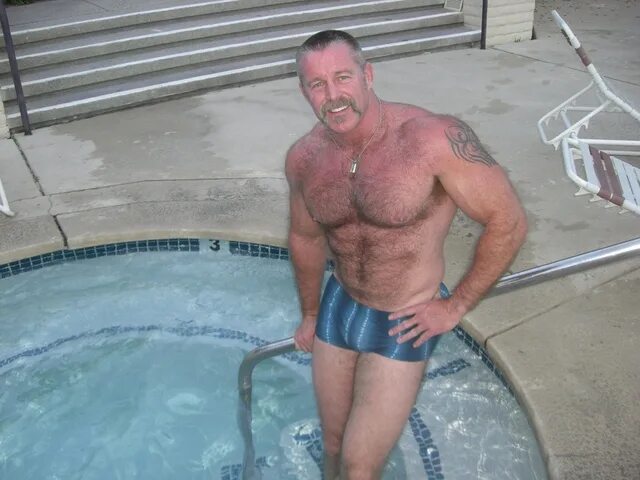 Волосатый мачо. Мужчины bear daddy туркиш. Andre mark muscle bear. Muscle daddy speedo pool. Old man in speedo.