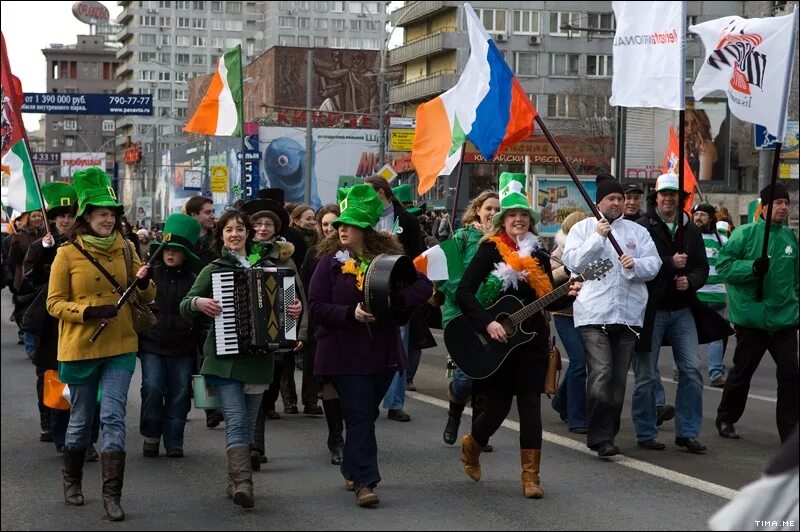 Святой патрик в россии. Святой Патрик в Москве. День Святого Патрика в Москве. Парад Святого Патрика в Москве. Парад на день Святого Патрика в Москве.