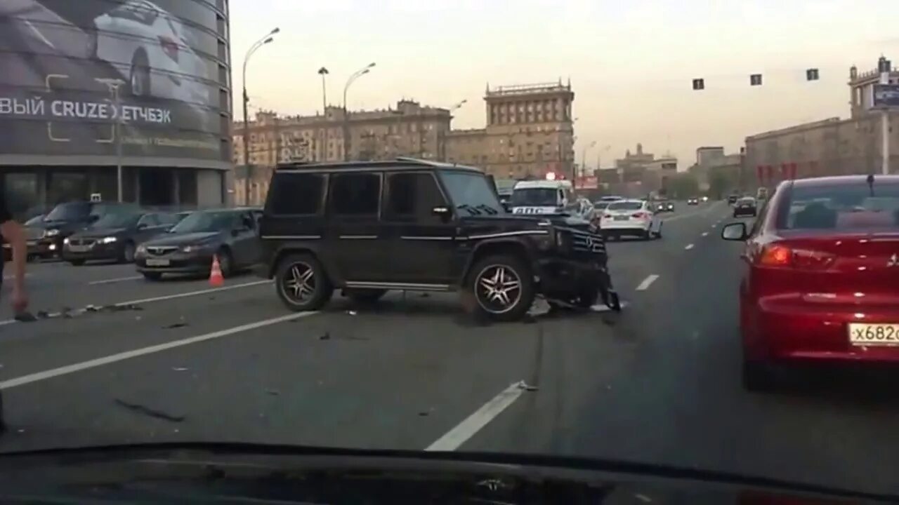 Разбитый Мерседес Гелендваген. Авария Гелендваген Москва. Гелик разбился. Полицейский Гелик разбитый. Разбили гелик