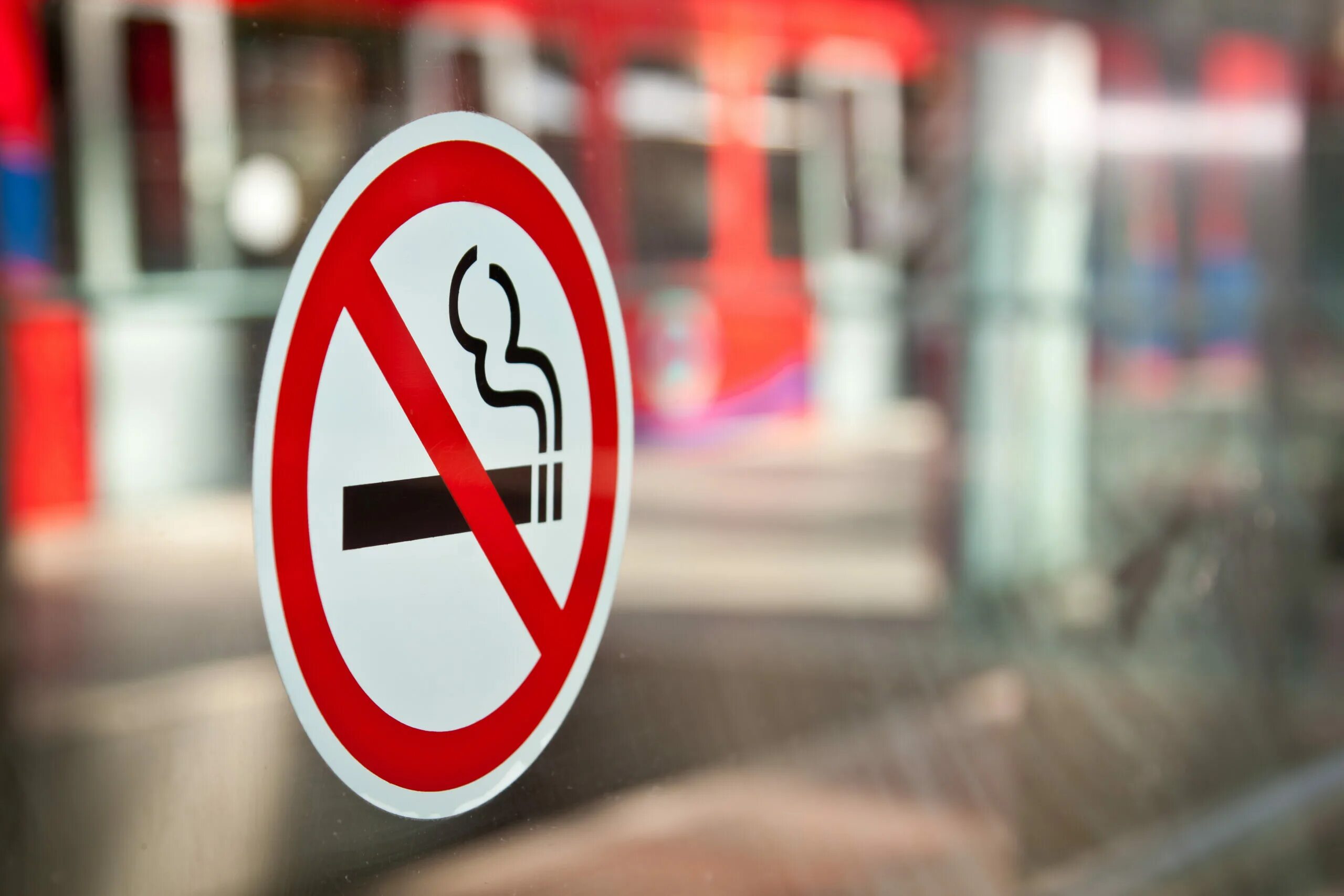 Курение в общественных местах. Курение в общественных местах запрещено. Запрет продажи сигарет. Курение в неположенном месте. Запрет на регистрацию купить