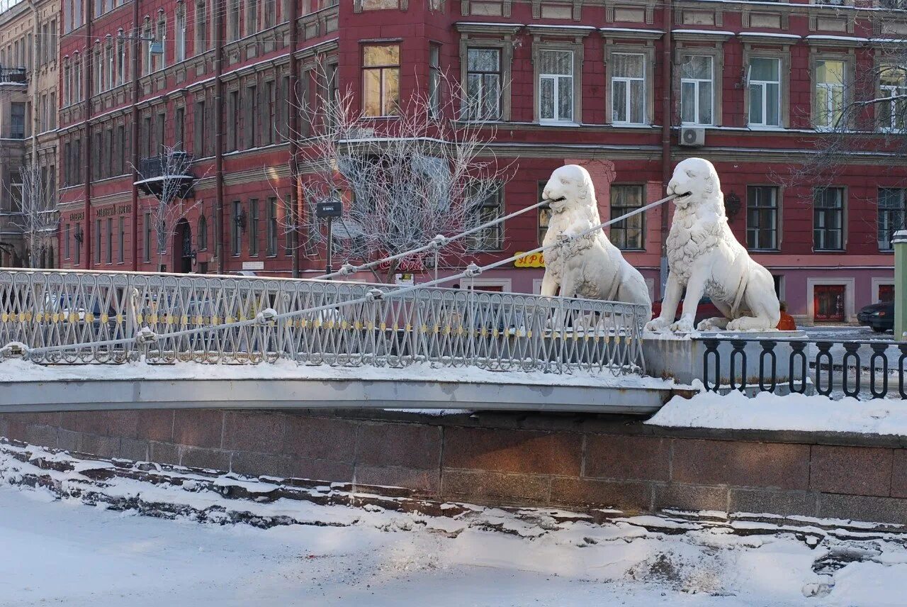 Мост со львами в питере. &quot;львиный мост петербург&quot;. львиный мостик в санкт-петербурге зима. львы на канале грибоедова. зима петербург львиный мостик.