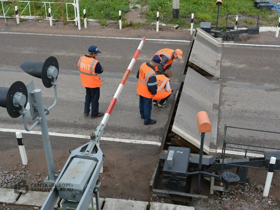 Работники жд переезда. Шлагбаум Железнодорожный. Устройство заграждения переезда. ЖД шлагбаум. Устройство заграждения переездов УЗП.