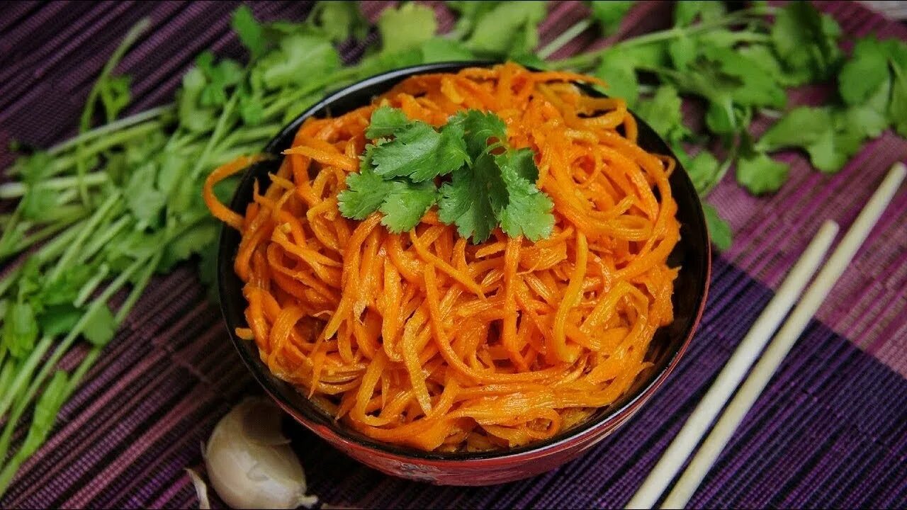 Как вкусно приготовить морковь. Корейская морковь. Салат с морковью по-корейски. Морковь по-корейски. Морковча салат корейский.