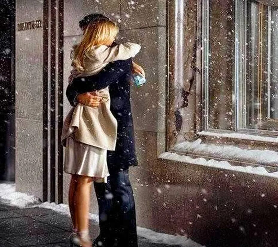 пара зимой. поцелуй зимой на улице. новый год это расставание со старыми иллюзиями и встреча. снегопад любовь. встреча зимой.
