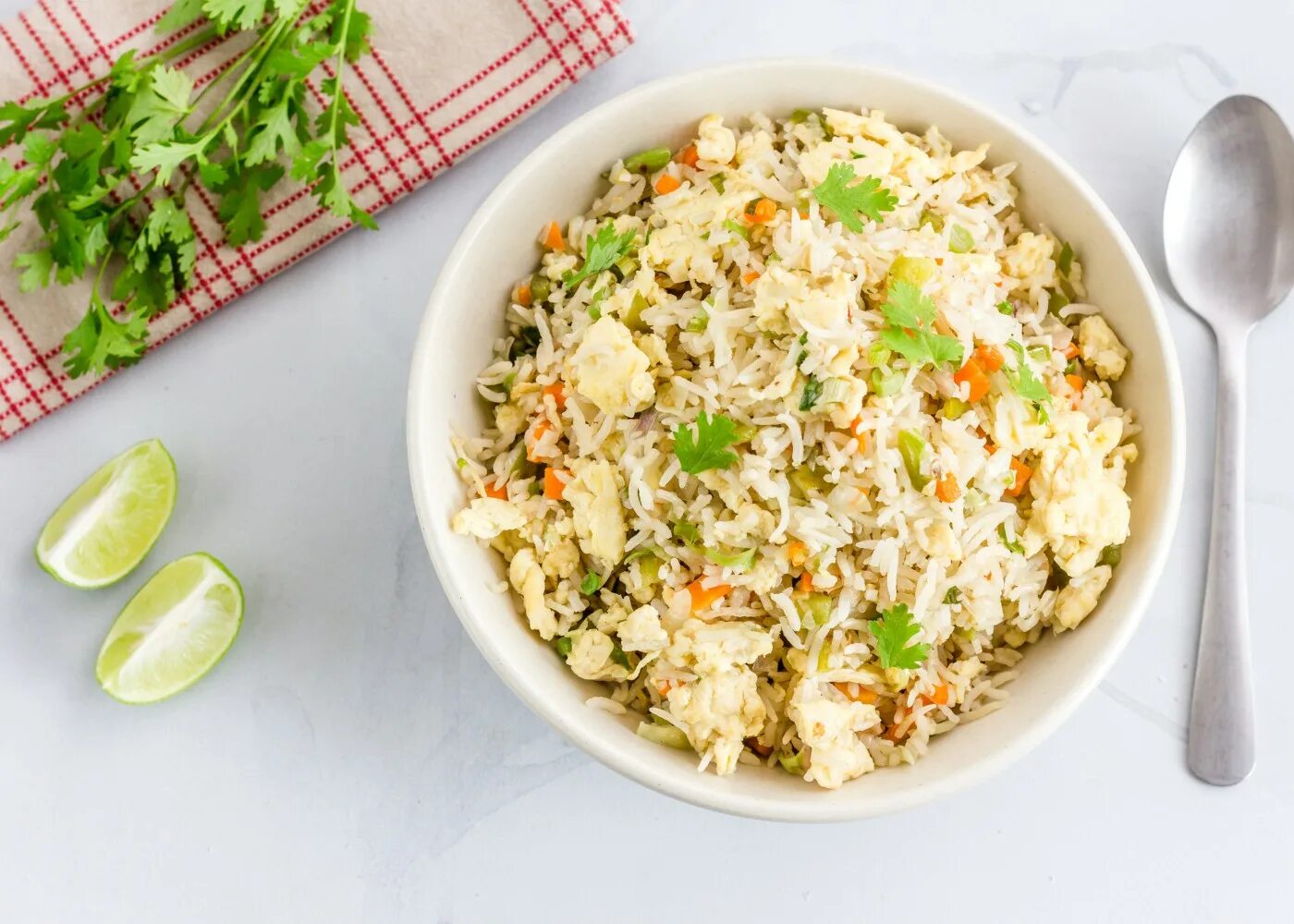 Рис с яйцом и соевым. Egg fried rice. фрайд райс с яйцом и овощами. жареный рис с курицей. жареный рис с яйцом.