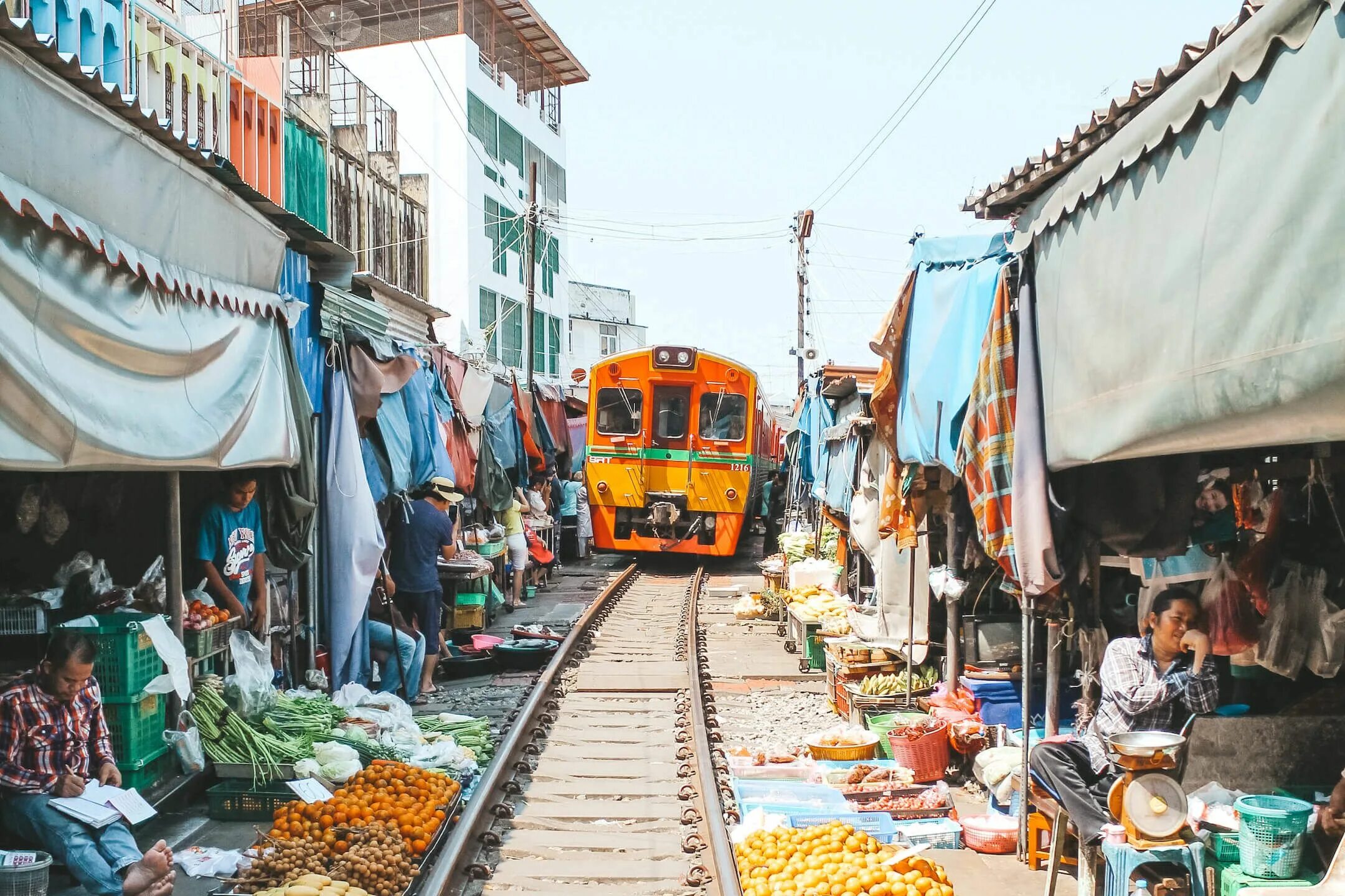 Рынок меклонг в бангкоке. Maeklong railway market. Train markets. Maeklong railway market. Железнодорожный рынок меклонг (таиланд).