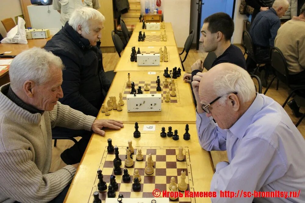 Шахматный клуб москва взрослые. Шахматный клуб в школе американской. Дом пионеров на чистых прудах шахматный кружок фотографии. Шахматный клуб москва взрослые. Шахматный клуб крылатское 1985.