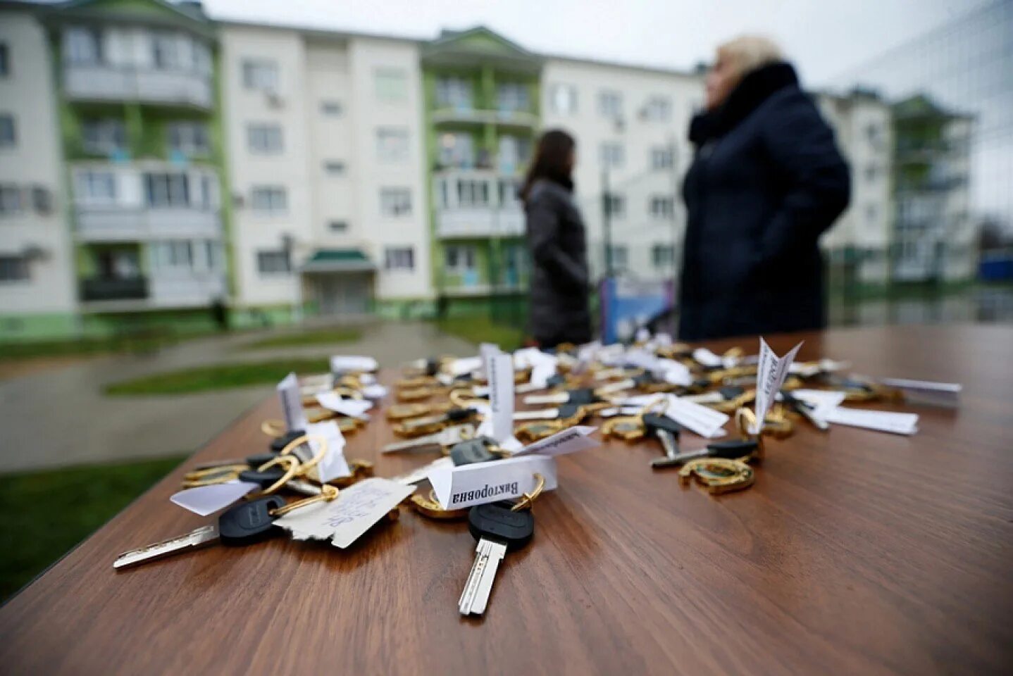 Предоставление жилых помещений детям сиротам. Квартиры для детей сирот. жилье детям сиротам. дети и жилье. ключи от квартиры детям сиротам.