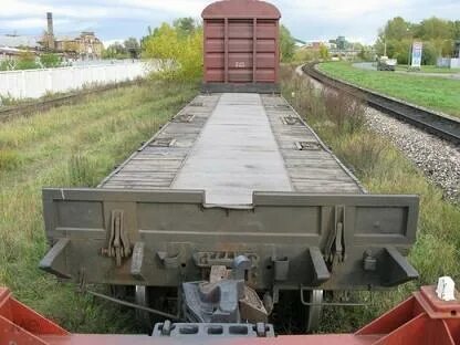 На железнодорожном пути стоит набор вагонов