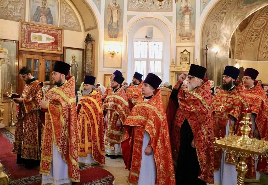 Детский служитель в церкви. Служитель иеговизской церкви. Духовенство храма христа спасителя в москве 2023г. Детское служение в церкви. Штат служителей храма 5 букв.