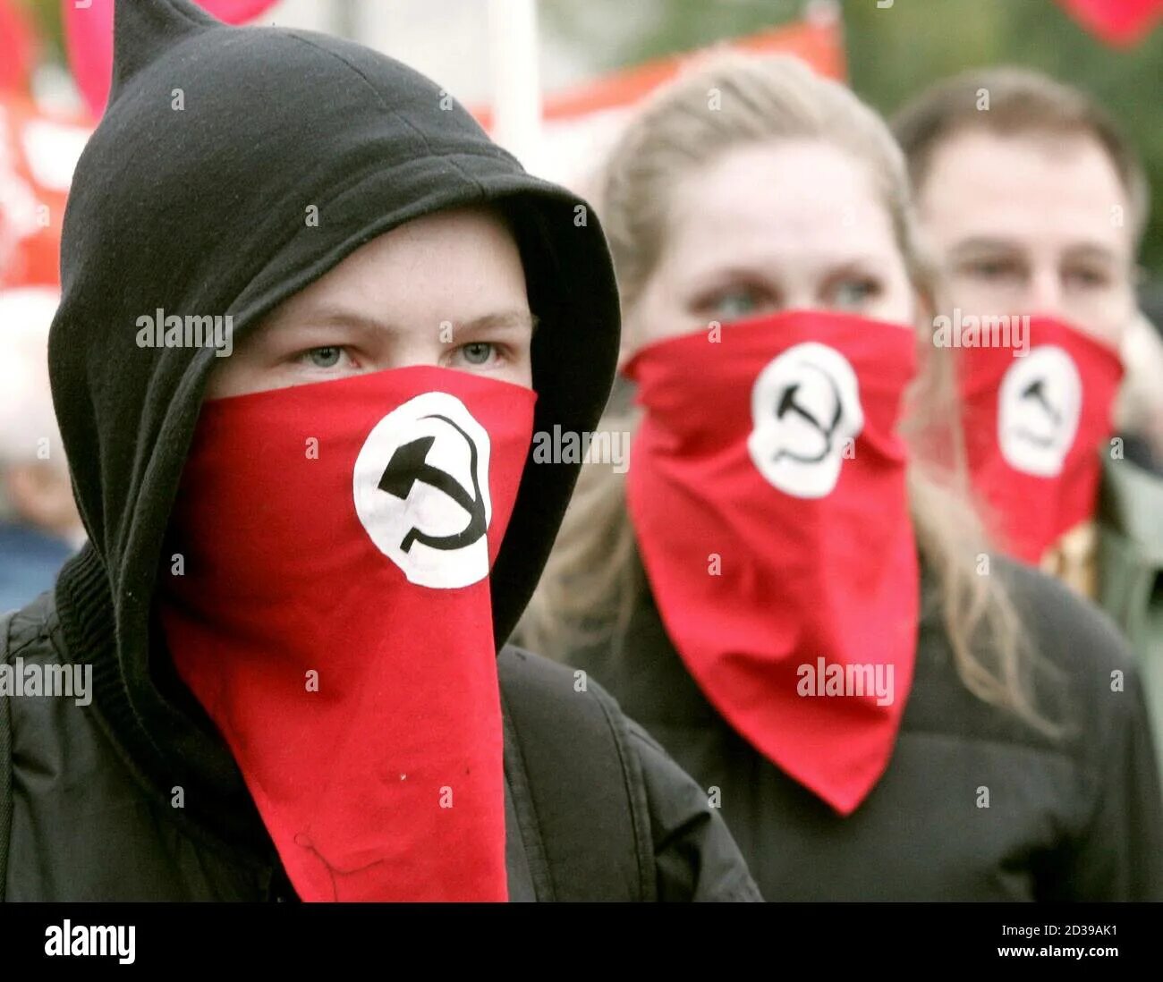 Экстремистские группировки в России. Радикальные молодежные движения. Нацболы в масках. Экстремистские движения.