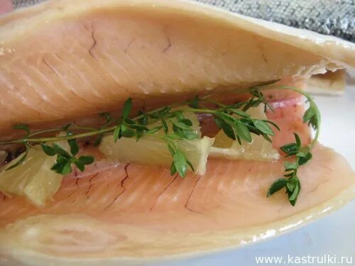 Розовое мясо форели. Радужная форель белое мясо. Натуральный цвет мяса форели. Форель озерная мясо. Форель бледного цвета почему.