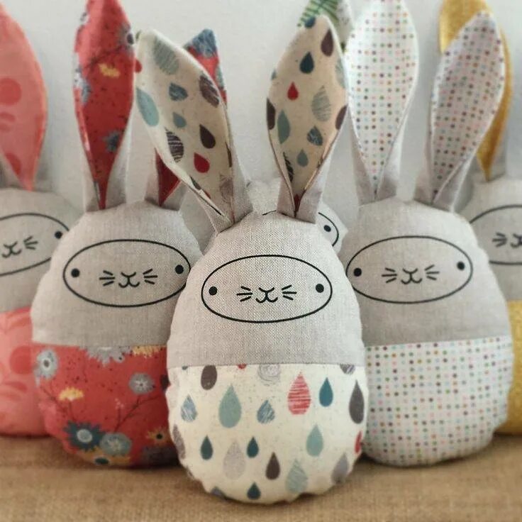 Пасхальные игрушки из ткани. Курочка из ткани на пасху. Пасха сшить. Мастер класс пасхальный заяц. Текстильные пасхальные яйца.