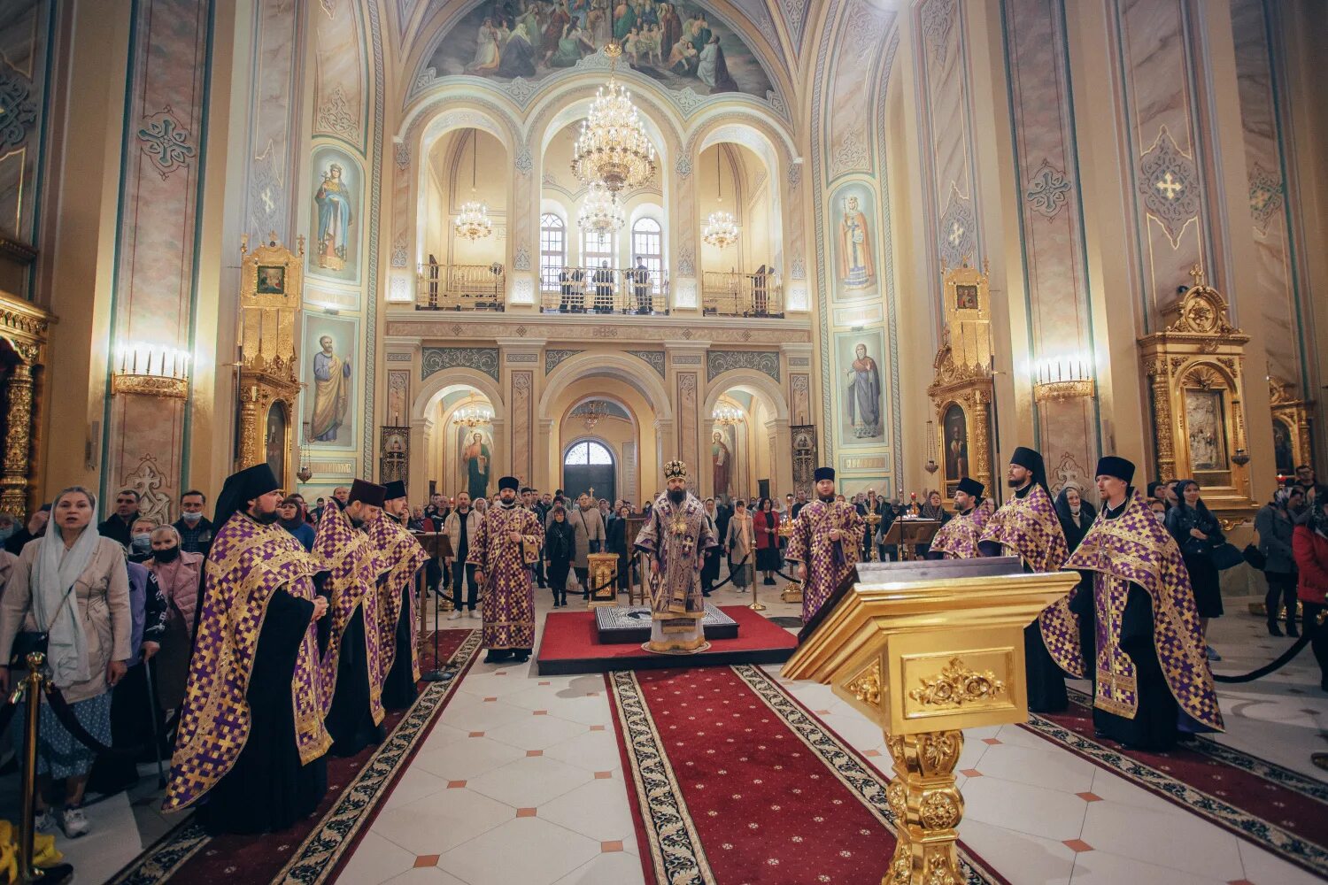 рождественский рост в храме. собор рождества пресвятой богородицы (ростов-на-дону). кафедральный собор ростов на дону внутри. служба в соборе ростова на дону. ростовский собор служба вечерняя 11 сентября ростов на дону.