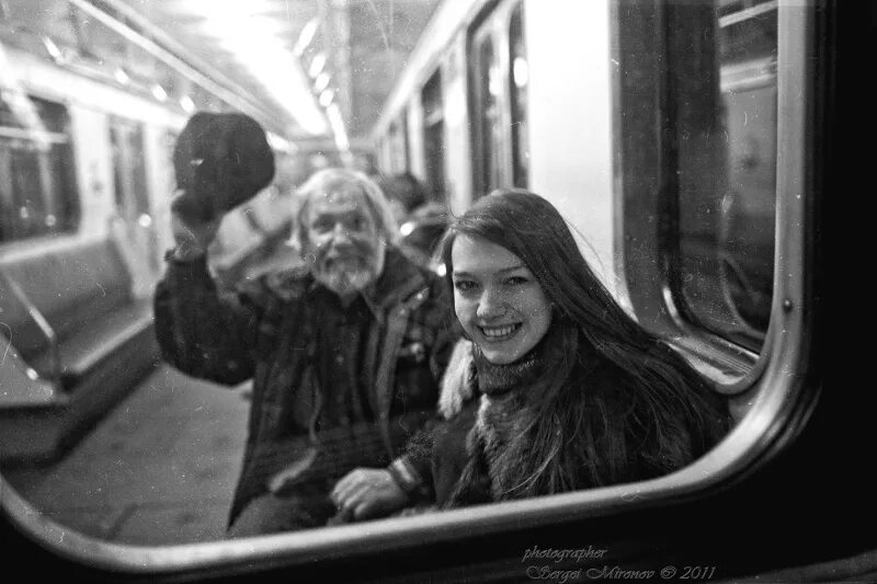 Девушка поющая в метро. В метро люди улыбаются. девушки в метро. мужчина улыбается в метро. счастливый человек в метро.