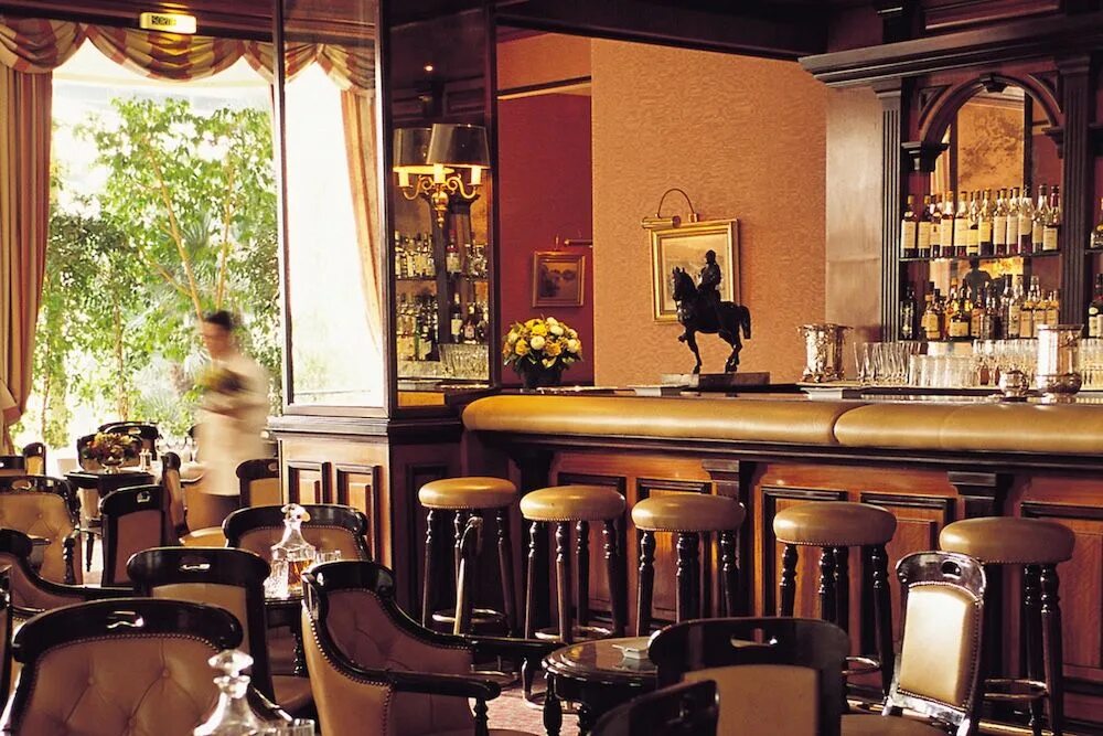 Le bar. Ресторан georges париж отель георг 5. Бар франция. Двухэтажный паб. Le four seasons hotel george v, paris.