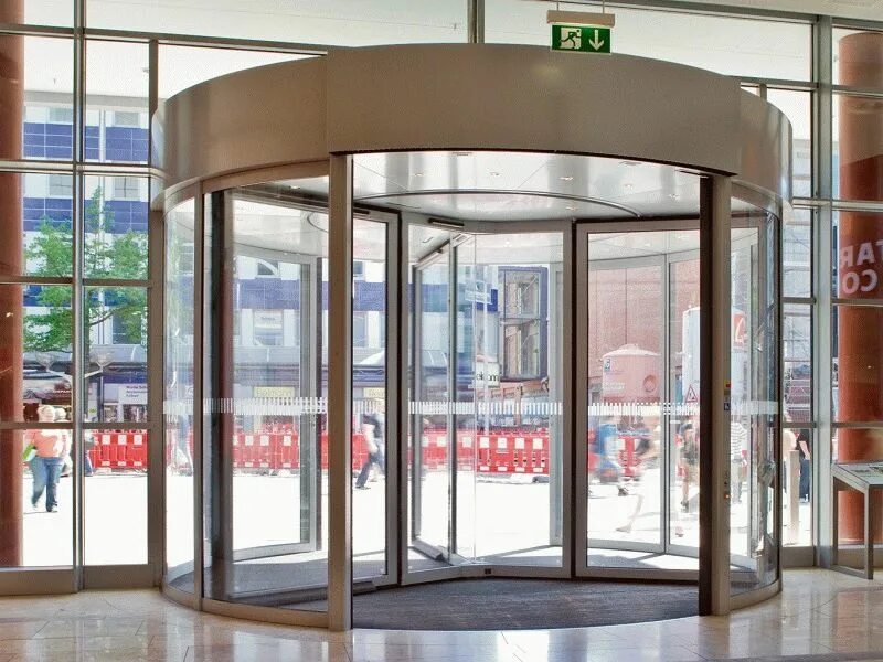 Двери в тц. Салон дверей межкомнатных. Алюминиевые входные двери. Автоматические сдвижные двери dorma. Раздвижные двери в торговых центрах.