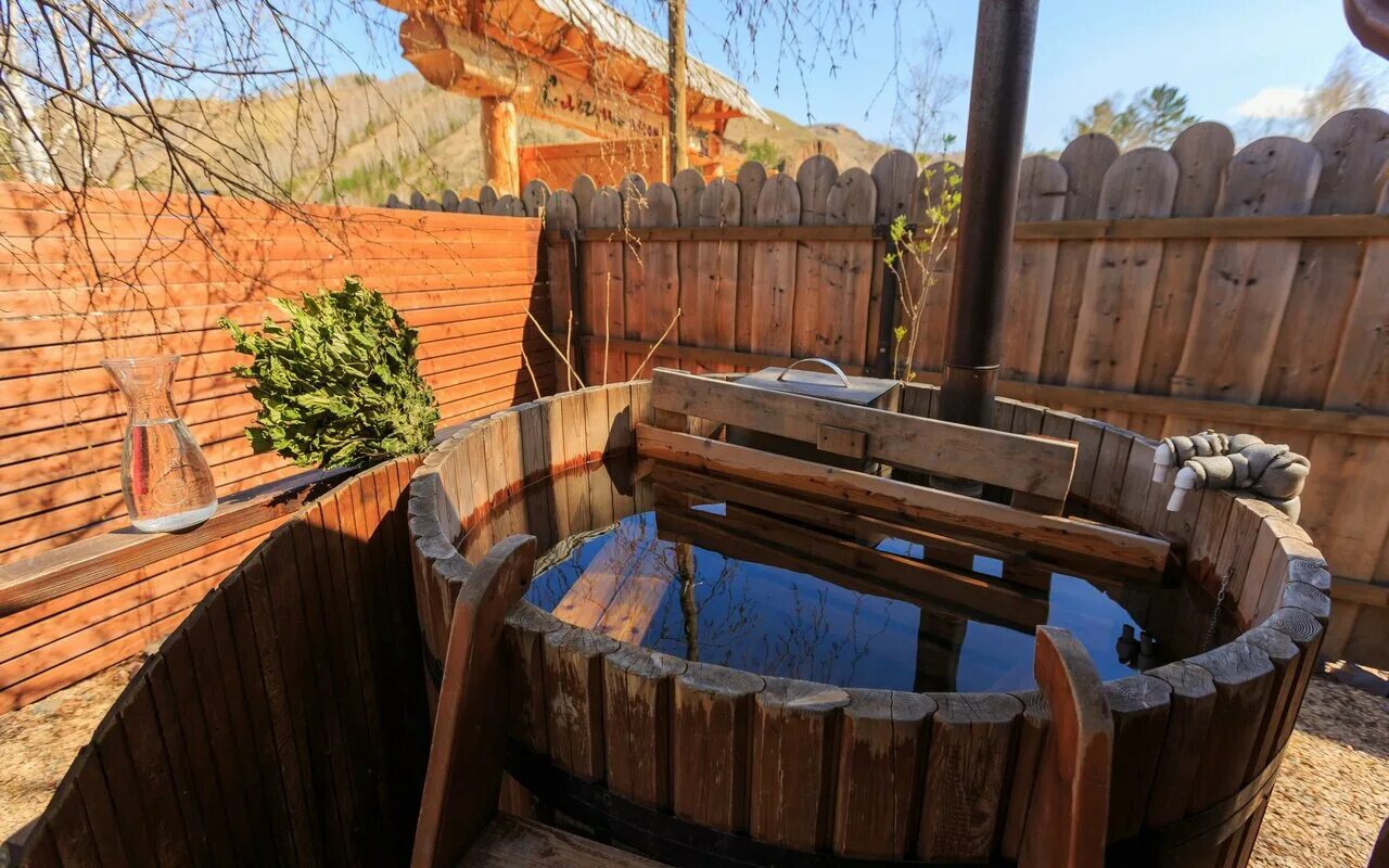 купель с еловыми ветками. бани с купелью в красноярске. баня в красноярске на дровах с купелью. сундуки баня красноярск. банный комплекс с купелью.