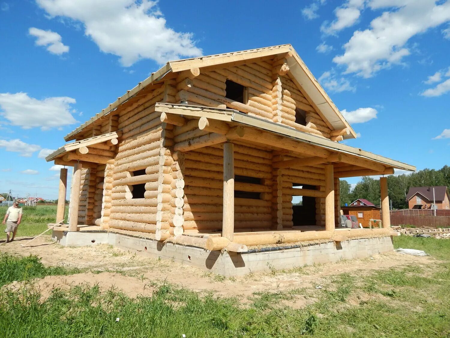 Дом скандинавия из оцилиндрованного бревна. Сруб бревна. Рубленная баня из окоренного бревна. Баня из оцб под ключ. Дикий сруб бани.