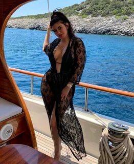 Ebru Polat cinsel içerik sitesi Onlyfans için üstsüz poz verdi! Ünlü şarkıcının 