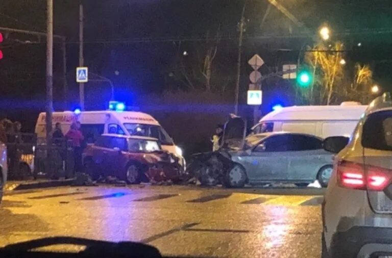 Автомобильная авария на уралмаше. Е1 екатеринбург. Е1 новости происшествия сегодня свежие. Дтп на улице белинского в екатеринбурге. Е1 новости происшествия сегодня свежие.