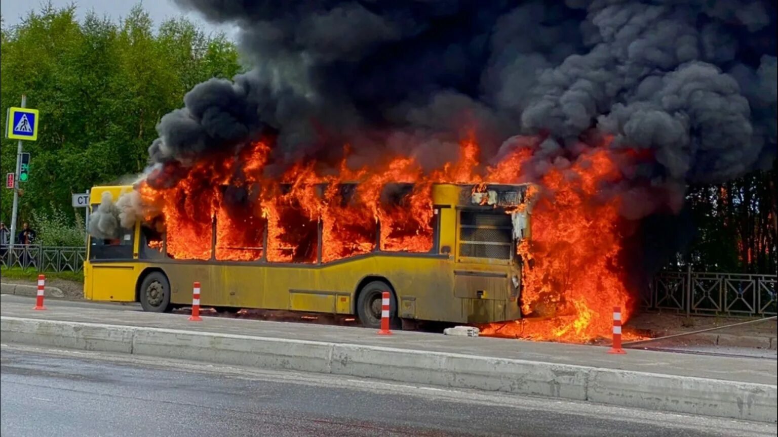 Правило пожара в транспорте. Правило пожара в транспорте. Поведение при пожаре в общественном транспорте. Действия при возникновении пожара в общественном транспорте. Инфографика безопасность на транспорте.