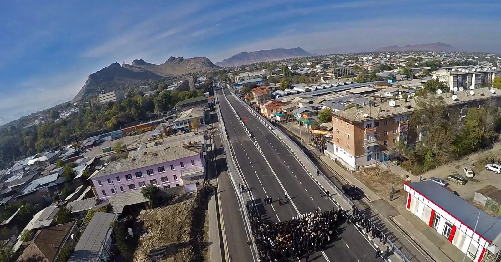 Ош информация. Ош город киргизия парк. Достопримечательности кыргызстана сулайман тоо. Город ош арка. Кыргызстан ош достопримечательности.