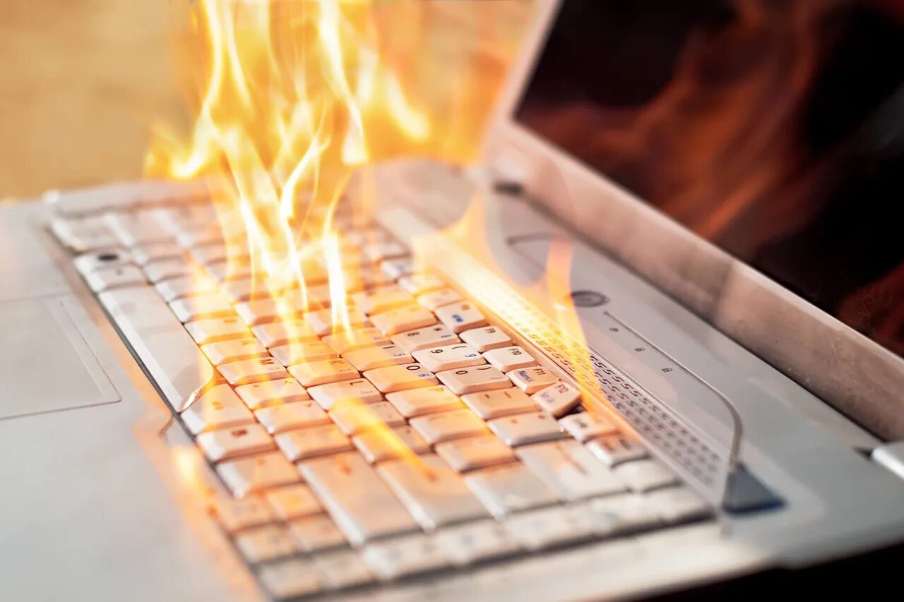Сгореть электронный. Перегрелся ноутбук. Сгоревший ноутбук. Ноутбук в огне. Комп горит.
