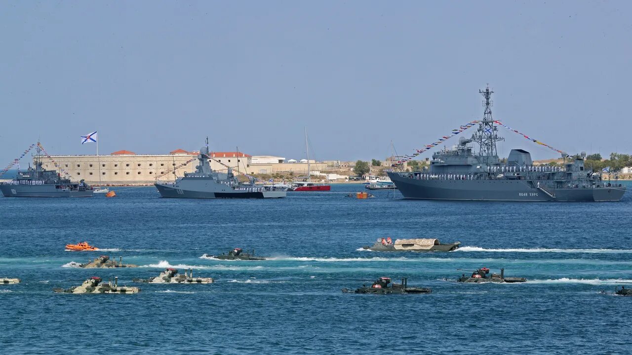 Парад ВМФ В Севастополе. Парад кораблей Севастополь ВМФ. День ВМФ В Севастополе парад кораблей. Парад ВМФ В Севастополе 2021. Крым флот россии