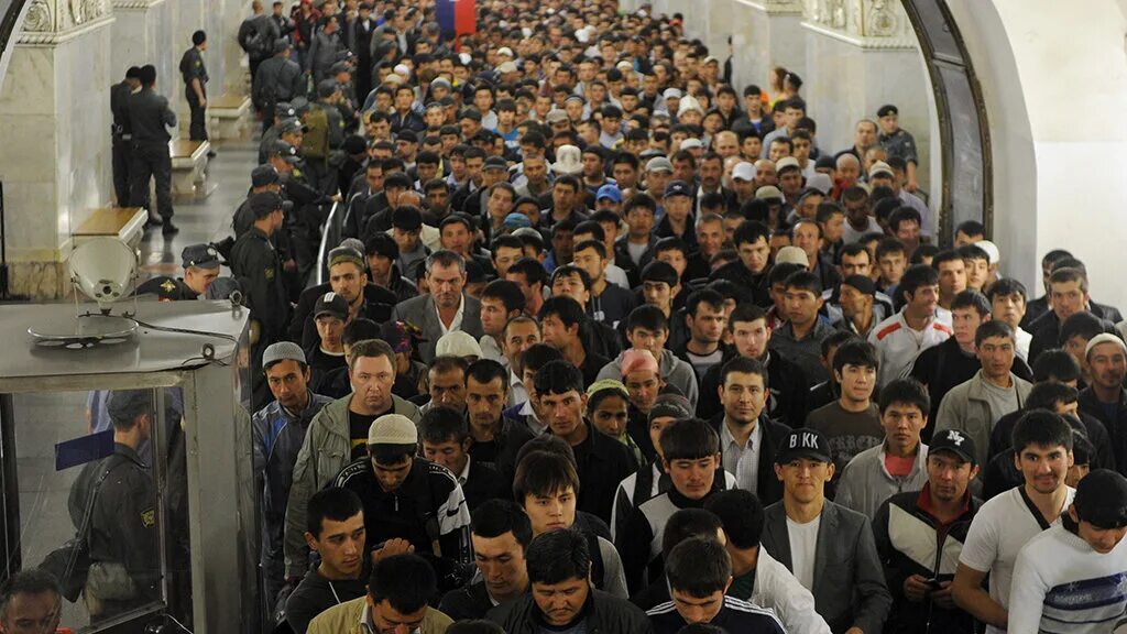 Мигранты как они есть. Таджики мигранты в Москве. Гастарбайтеры в Московском метро. Мигранты азиаты. Толпа мигрантов.