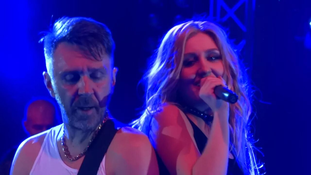 Группа ленинград крокус сити 2016. Группа ленинград. Группа ленинград песня лабутены. Экспонат ленинград певица. Ленинград 2015 новая волна солистка.