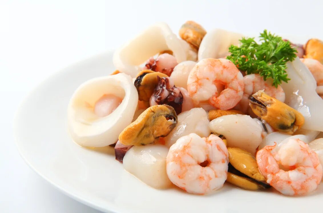 Белый морепродукт. Морской коктейль "Seafood" Mix. Салат «морская Жемчужина» креветки мидии кальмары. Морской гребешок, мидии, креветки, кальмары. Морской коктейль (микс 7 морей).