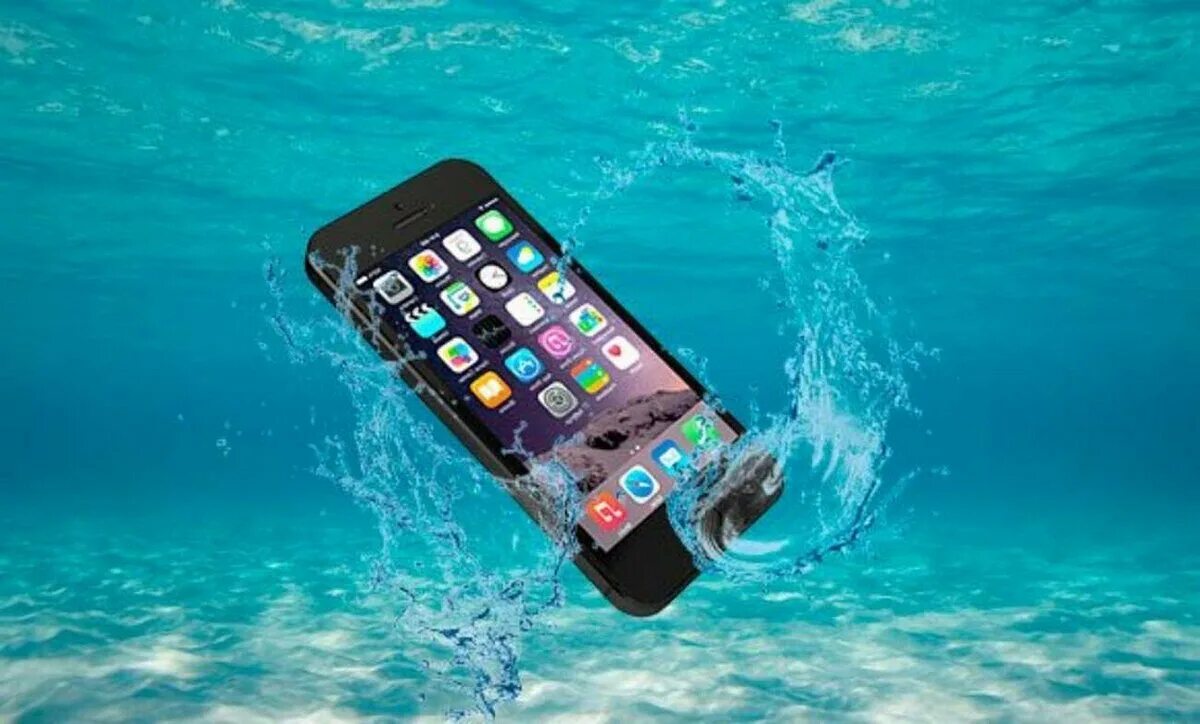 Смартфон в воде. Айфон в воде. Смартфон падает в воду. Смартфон утонул.